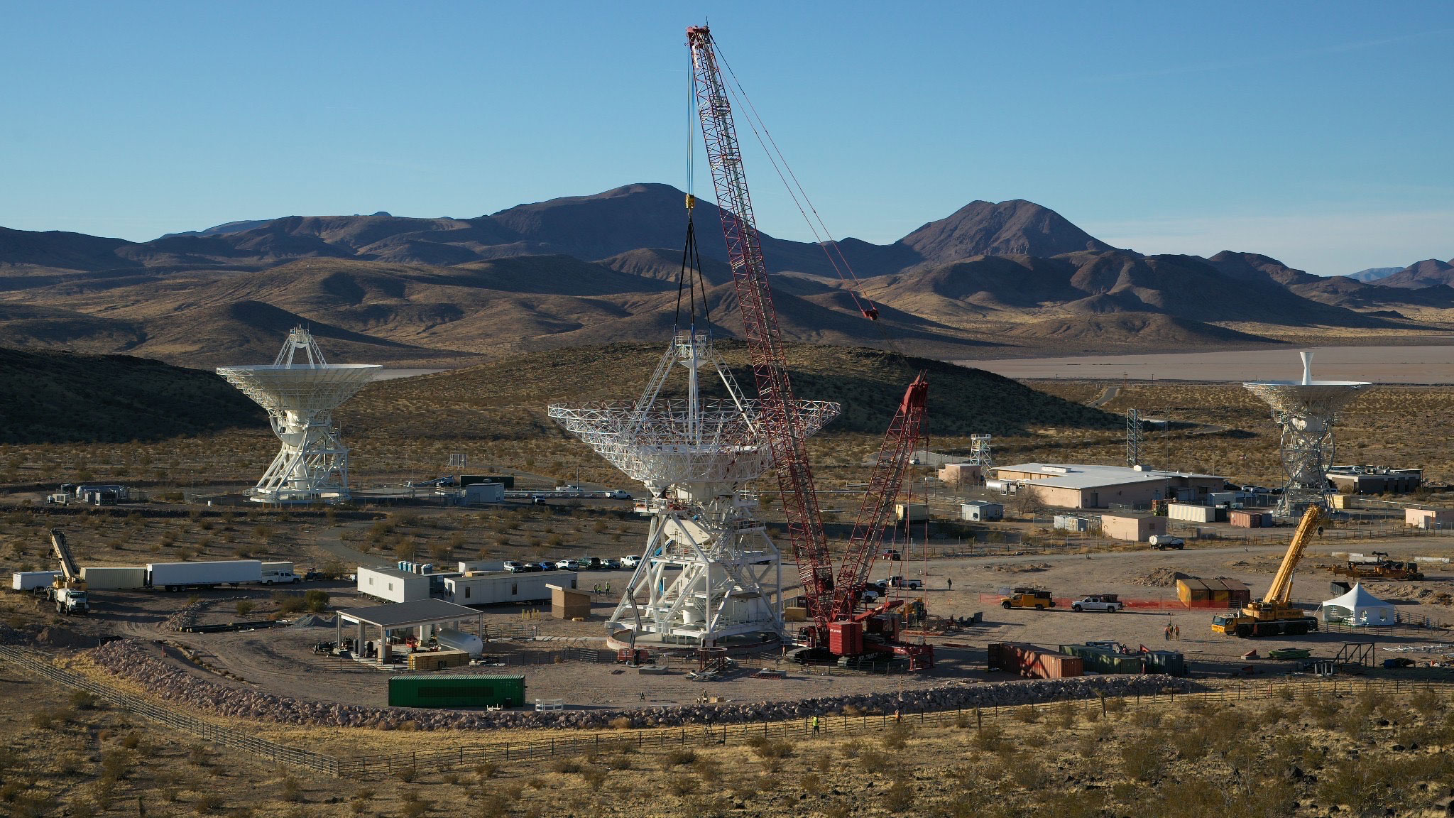 Antenas de estación terrena para comunicación con satélites